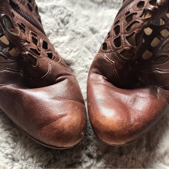 Unique Vintage brown leather loafers with cut out design by Everybody by BZ Moda - Picture 12 of 12